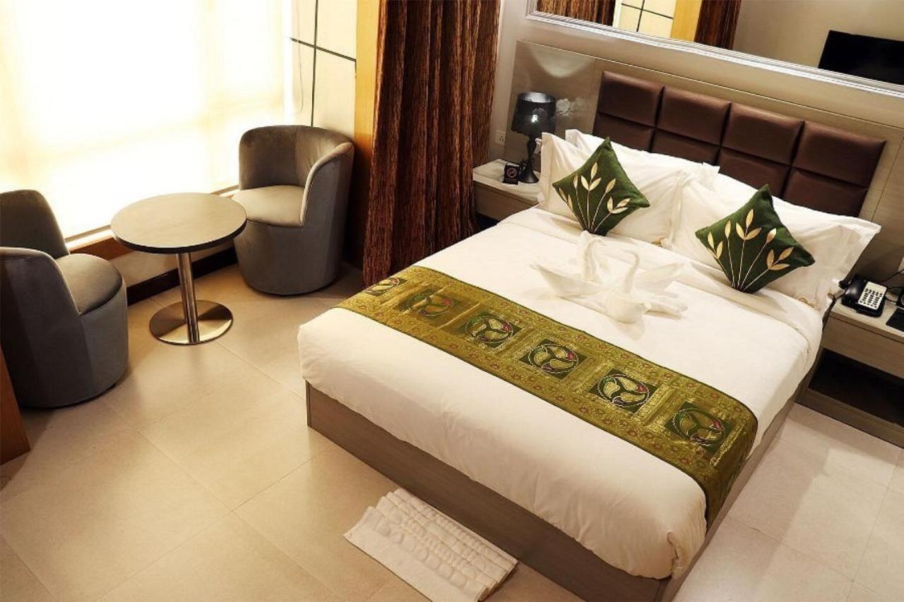 Aristocrat Hotel Calcutta Eksteriør billede